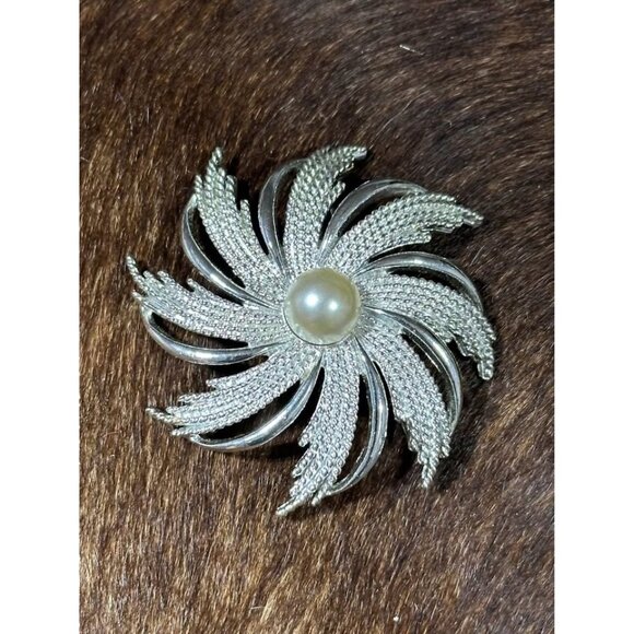 Vintage Sarah Coventry Signed Silvertone Starburst Flower Brooch with Faux Pearl - Picture 1 of 5